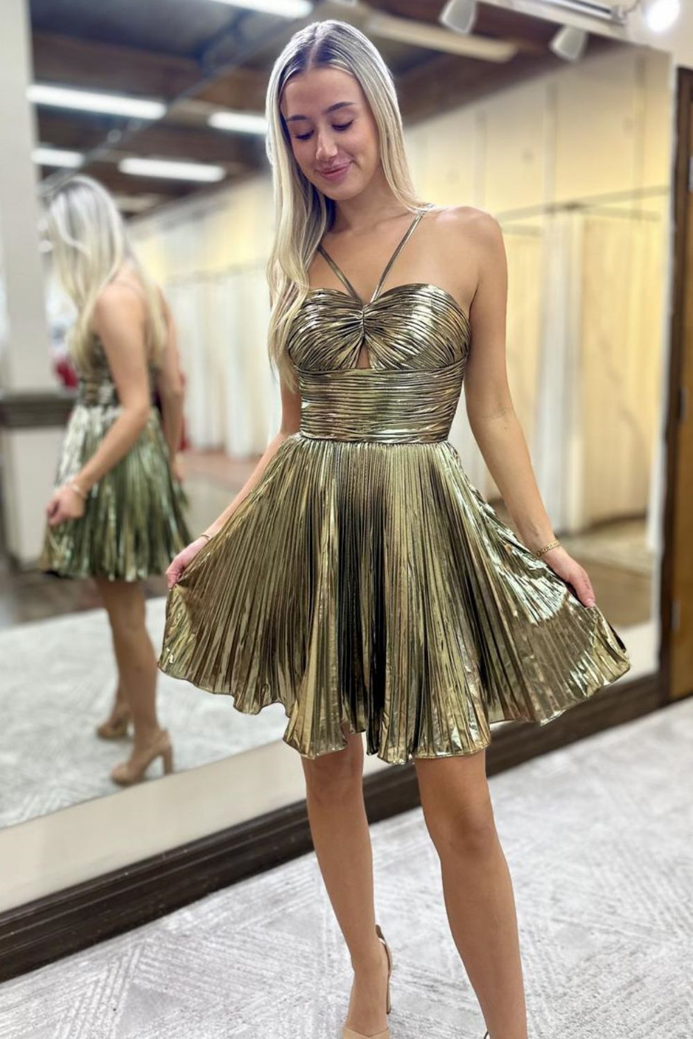 knee length dresses for ladies Furlla Women A-Line Halter Neck Short Metallic Homecoming Dress with Pleated Skirt Furlla Official knee length dresses for ladies Furlla Women A-Line Halter Neck Short Metallic Homecoming Dress with Pleated Skirt Furlla Official