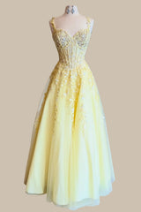 Chic Yellow Floral Lace Evening Dress with Fitted Corset and Flowy Skirt