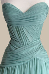 Classic Chiffon Evening Dress with Strapless Neckline and Feminine Silhouette