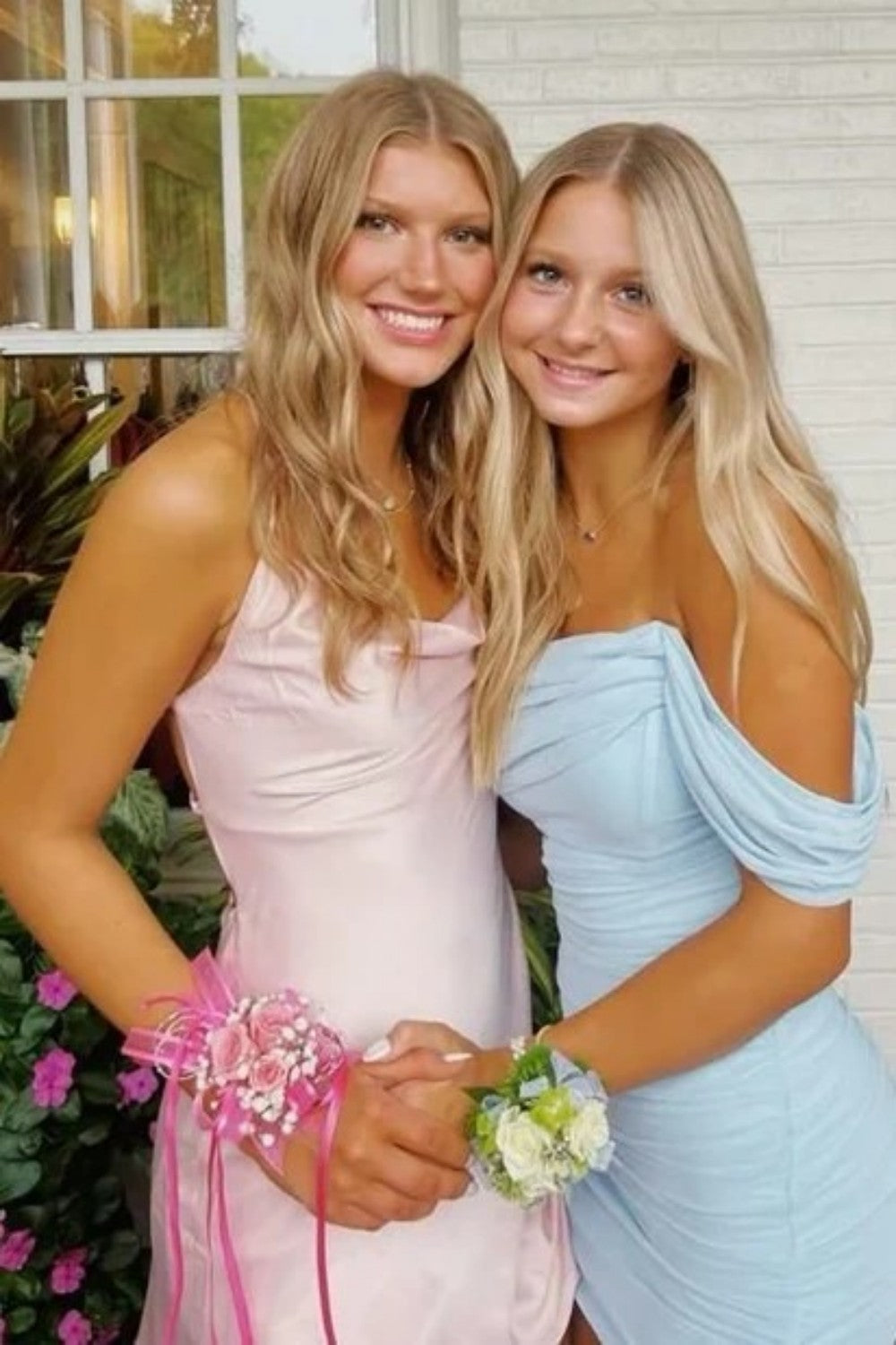 Stunning Off-the-Shoulder Ruched Bodycon Short Homecoming Dress