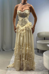 Vintage-Inspired Sweetheart Yellow Lace Prom Gown with Structured Bodice
